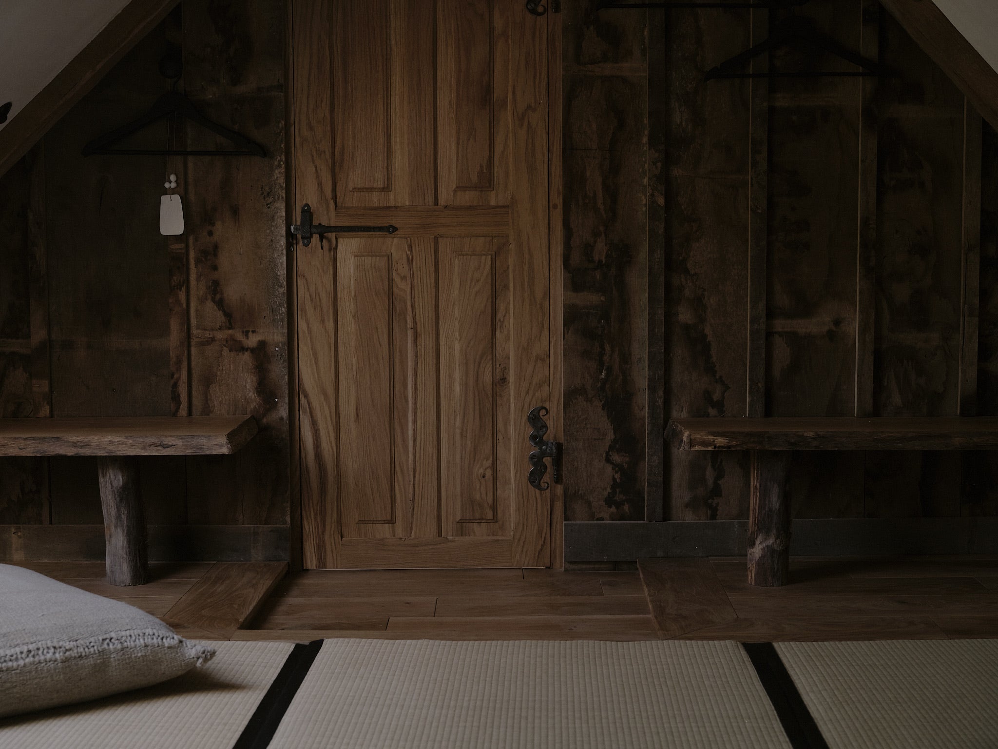 Mélange de bois et tatamis dans l'une des chambres de l'Arbre qui marche