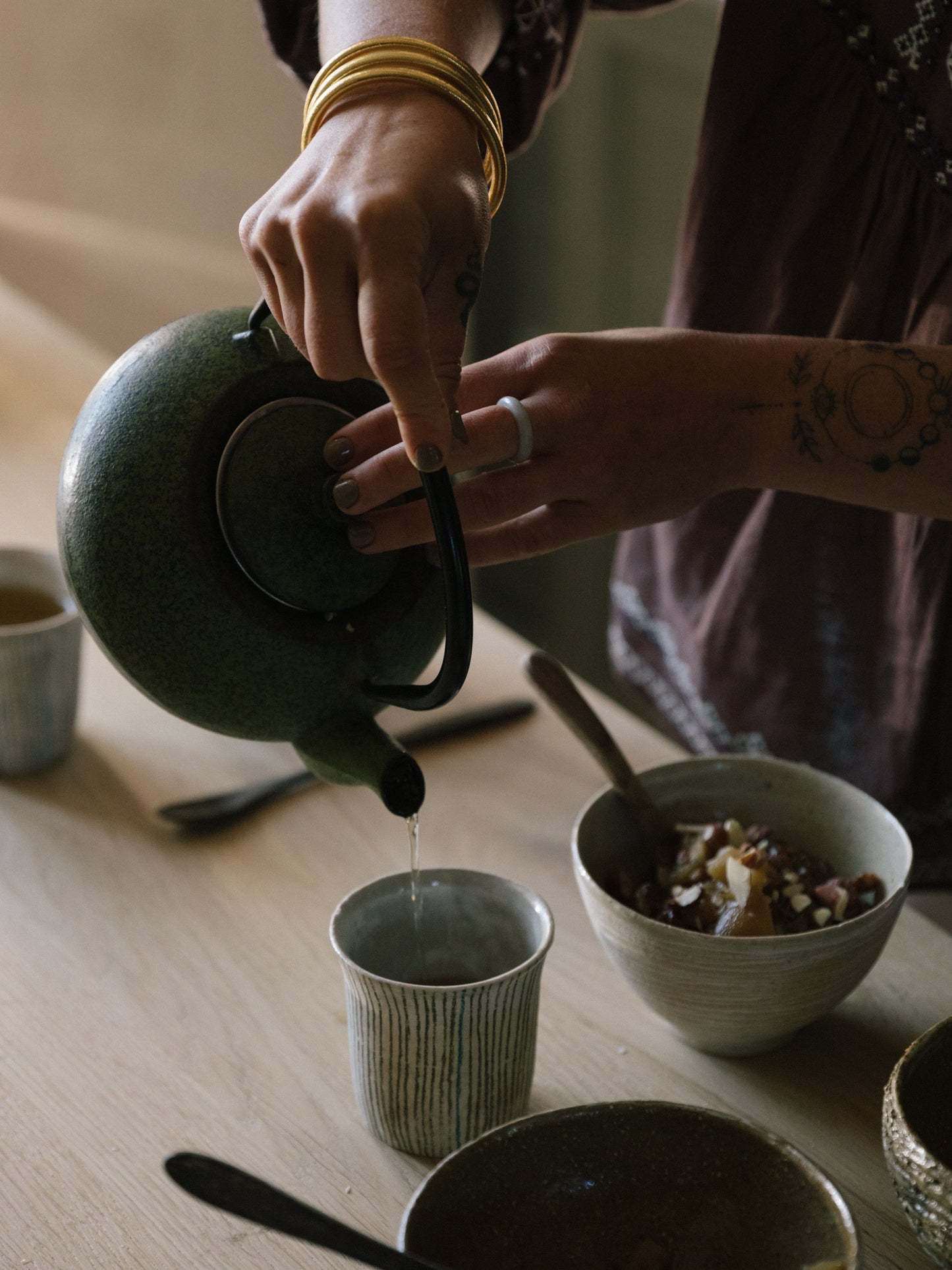 Servir le thé pour le goûter à l'Arbre qui marche - Photo Nomades