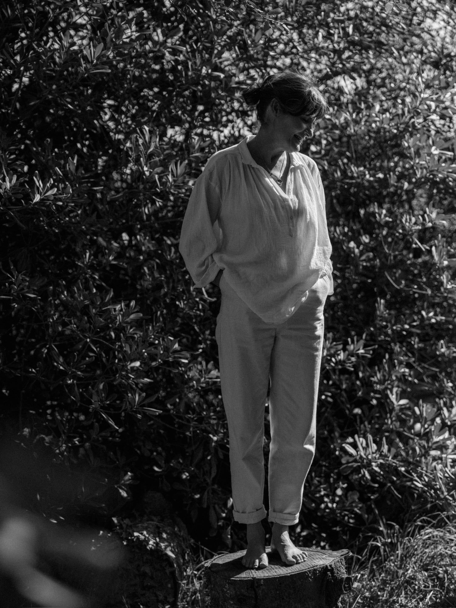 Gwenn Libouban réveille vos pieds dans le jardin de l'Arbre qui marche, maison de soin en Bretagne - Photo Nomades