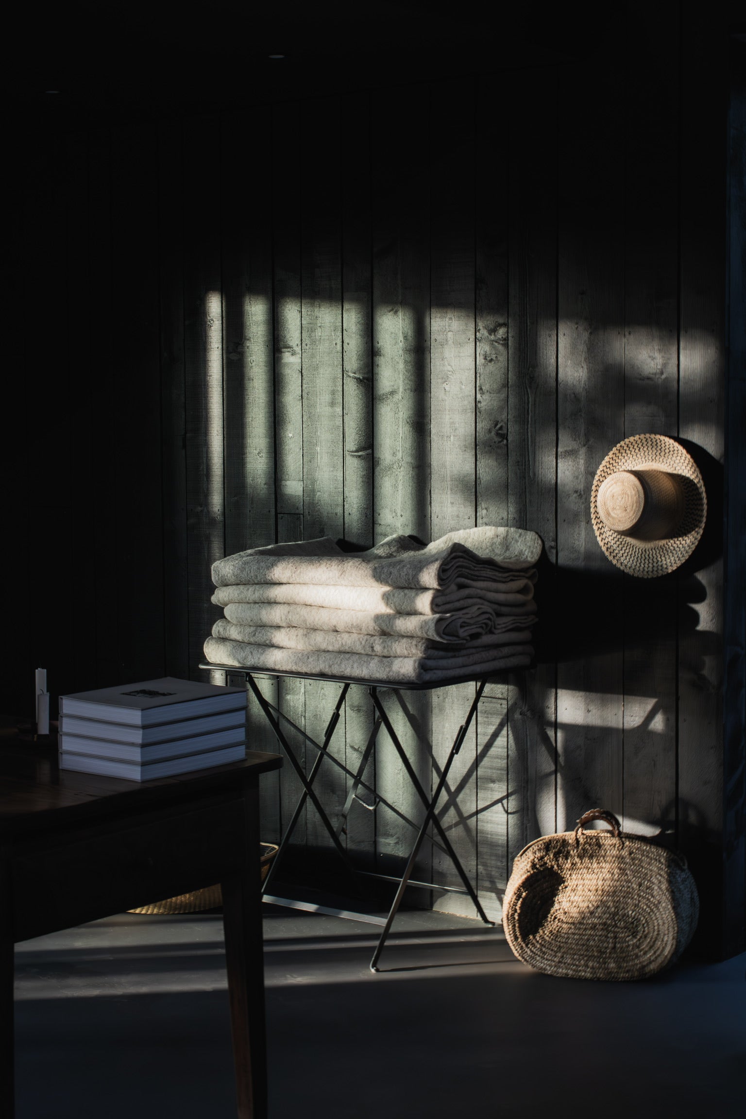 Couvertures en laine fabriquées en Bretagne, panier, livres à la boutique de l'Arbre qui marche