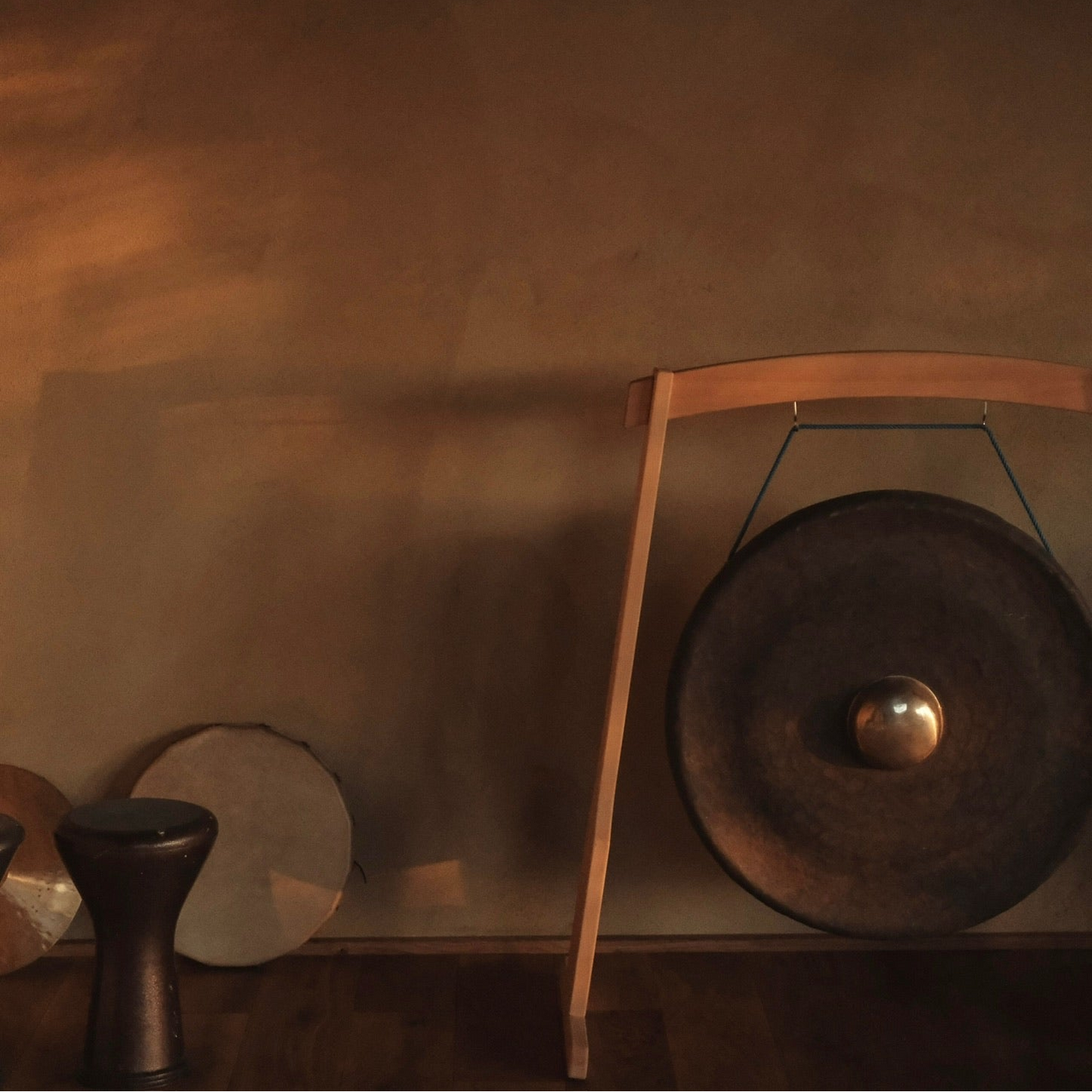 Des gongs et percussions sont illuminés par le soleil doux à l'intérieur du hangar de la salle de yoga l'Arbre qui marche