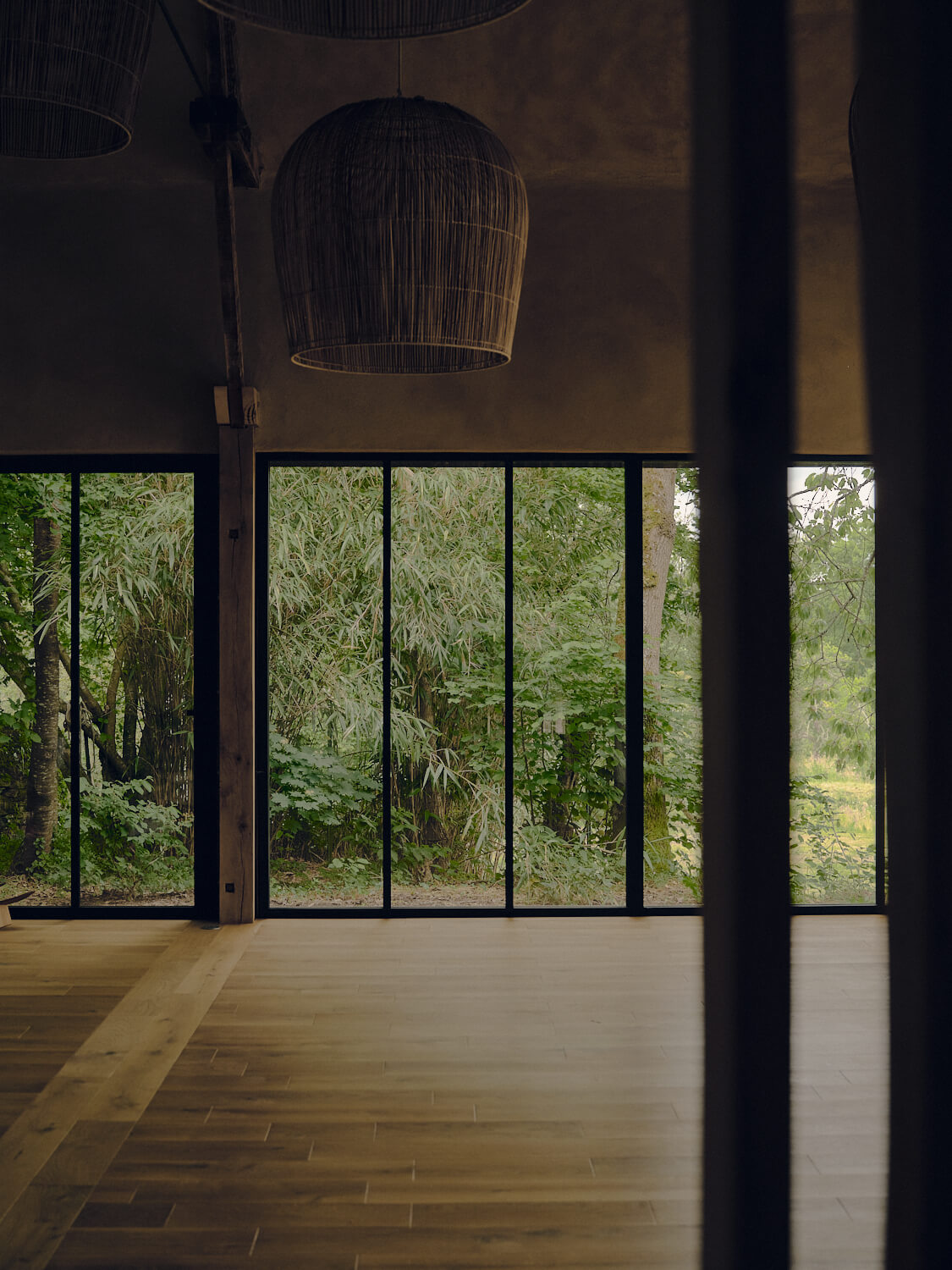 La salle de travail ouverte sur le jardin de l'Arbre qui marche
