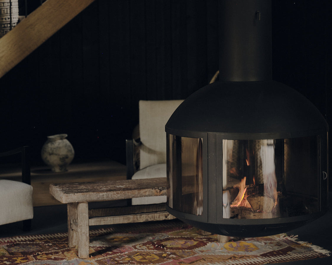 Salon du hangar de l'Arbre qui marche et son feu de cheminée cosy - Photo Nomades