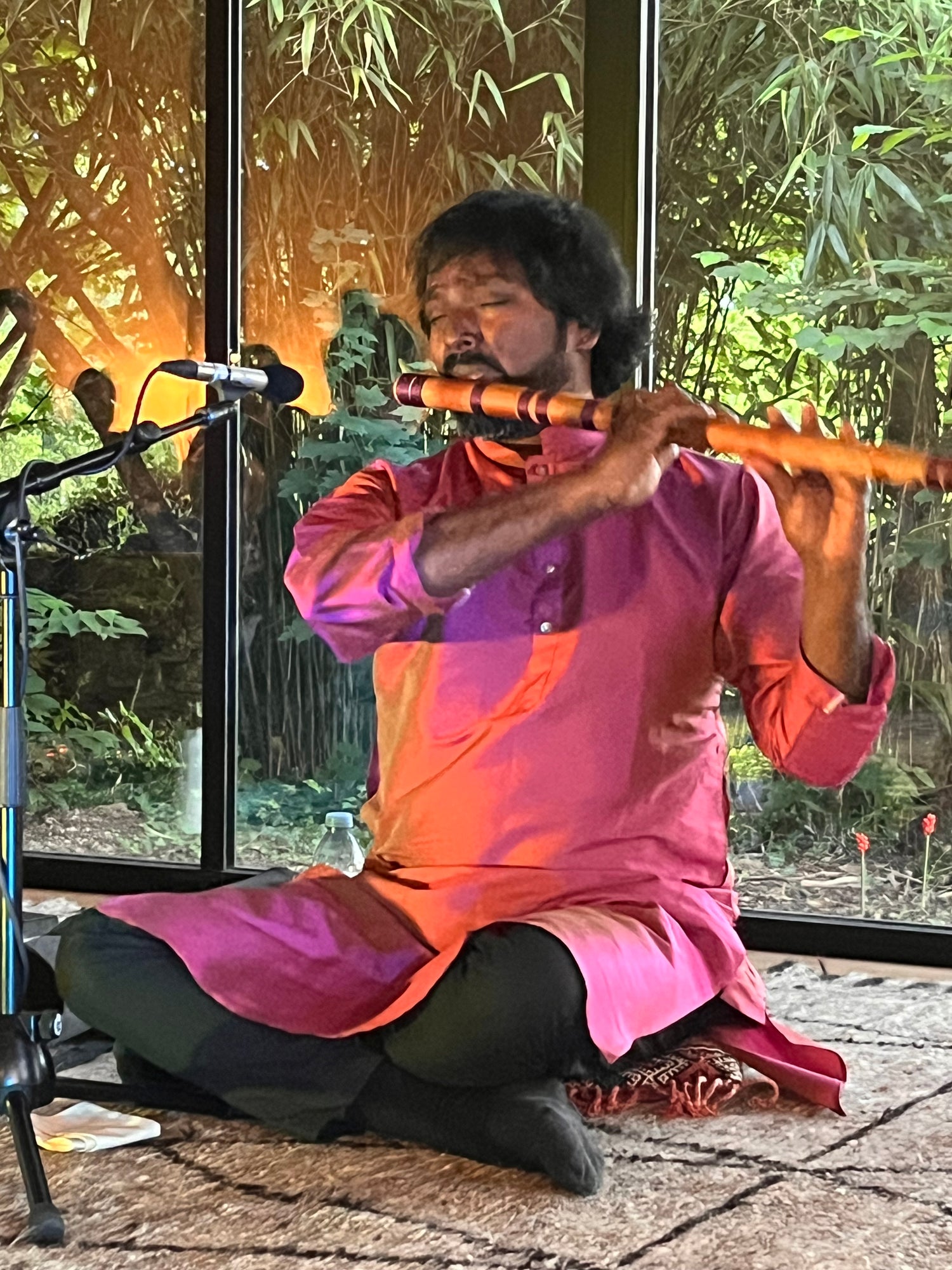 Rishab Prasanna jouant de la flûte en bambou bansuri lors d'un concert à l'Arbre qui marche