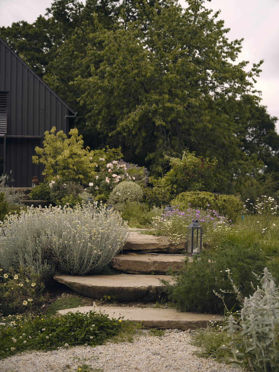 L'escalier en pierres naturelles menant de la longère au hangar de l'Arbre qui marche