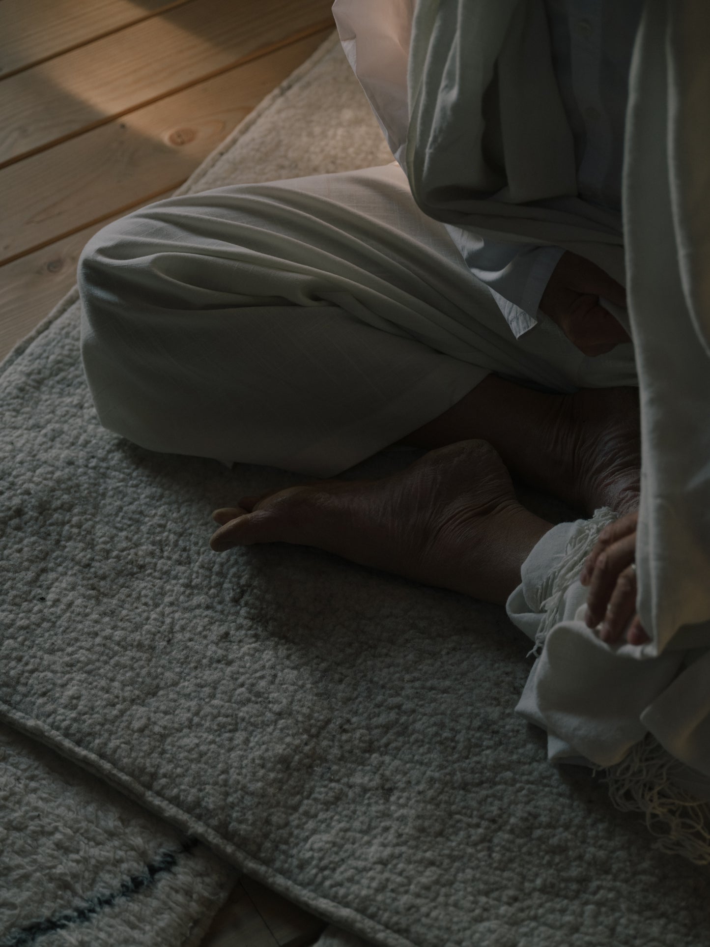 Paolo Malvarosa enseigne le Kundalini yoga dans l'écrin de l'Arbre qui marche, maison de soin en Bretagne - Photo Nomades