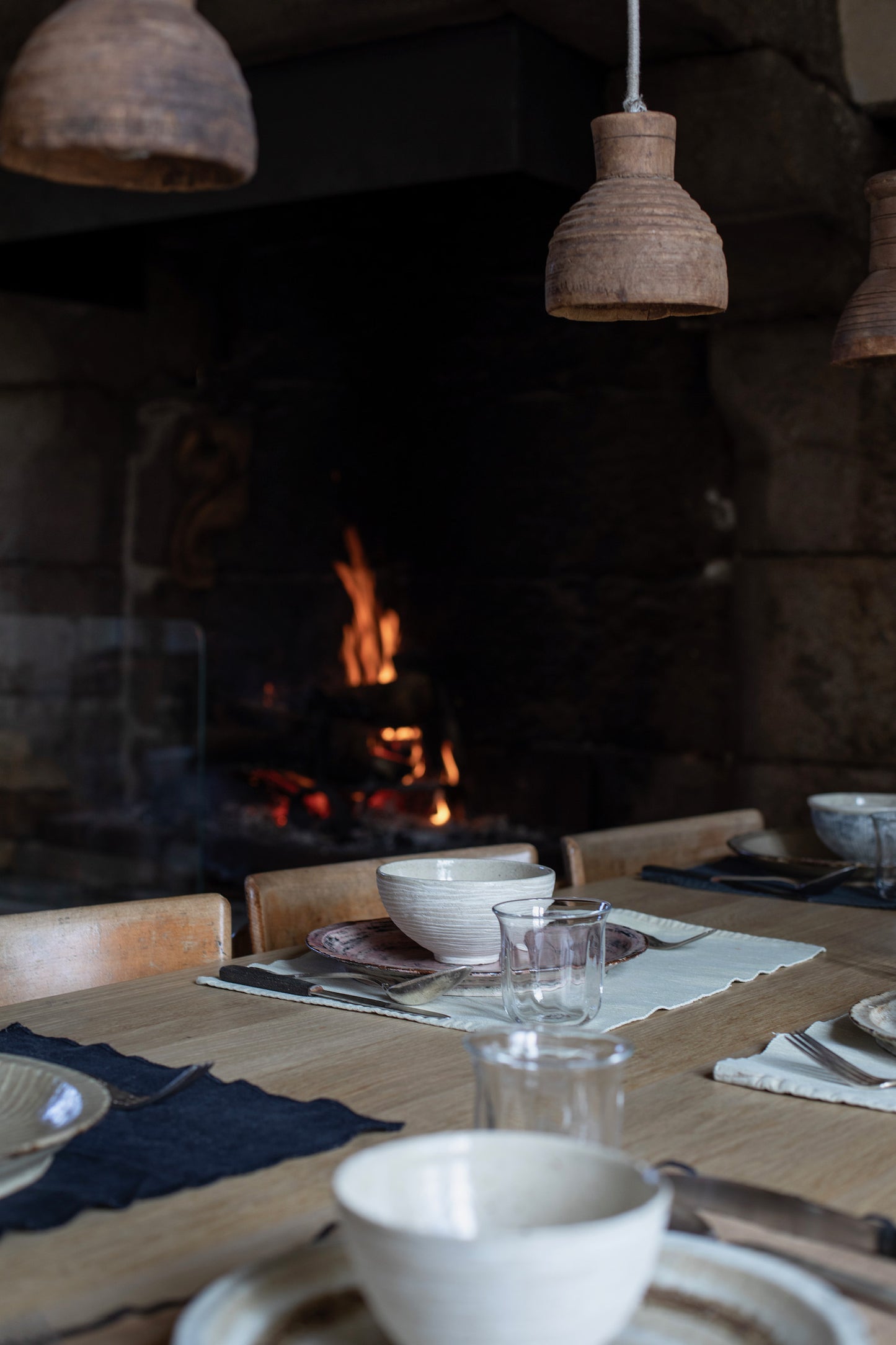 Manger au coin du feu et dans la belle vaisselle en céramique d'atelier Anaoto dans la salle à manger de l'Arbre qui marche