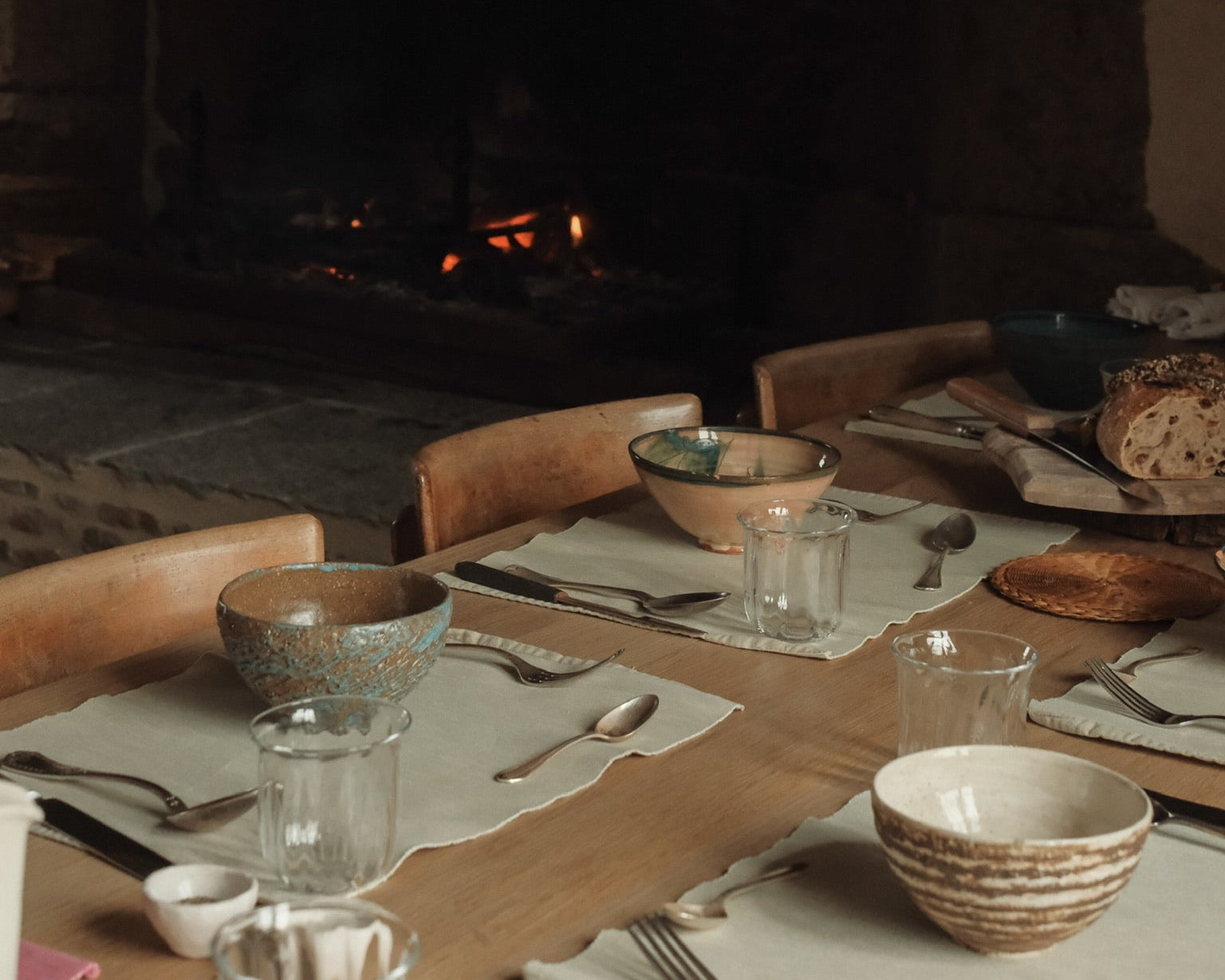 La table du petit-déjeuner dressée avec les céramiques d'atelier Anaoto à l'Arbre qui marche