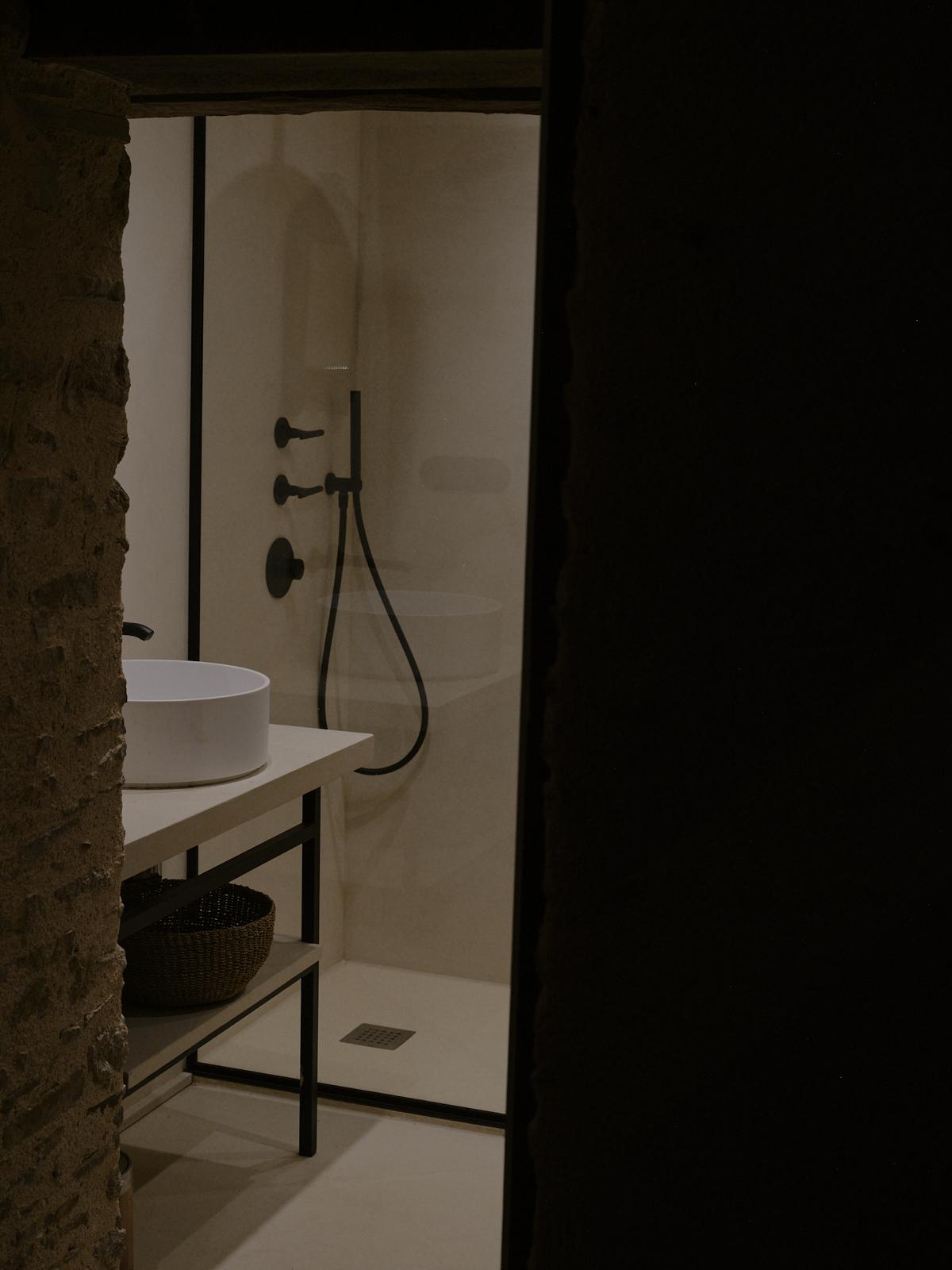 L'élégance de la simplicité et des matériaux dans les salles de bain de l'Arbre qui marche, maison de soin en Bretagne - Photo Nomades
