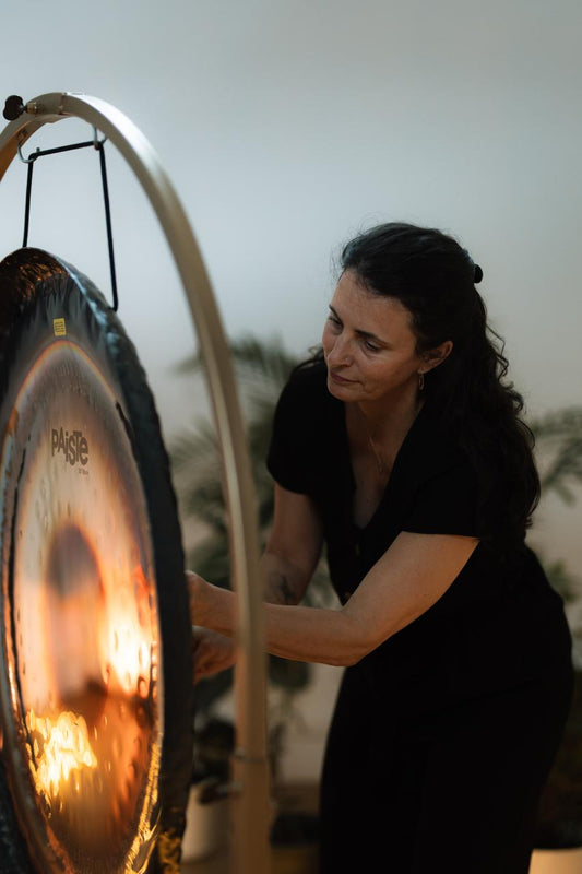 Fanny Guiraud jouant du gong en extérieur