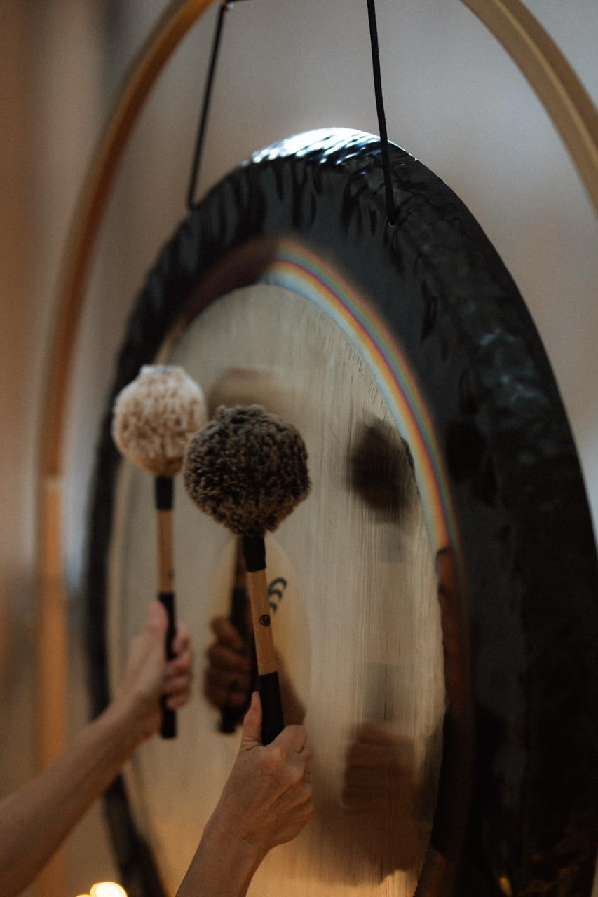 Maillets tenus par Fanny Guiraud devant un gong.