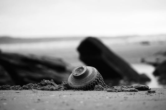 Céramique de Sylvain Lequenne, Atelier Amphotère, bol sur une plage bretonne