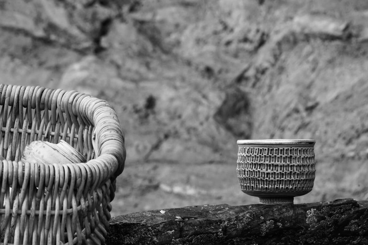 Céramique par Sylvain Lequenne, Atelier Amphotère : incrustation d'un panier en osier sur un bol céramique.