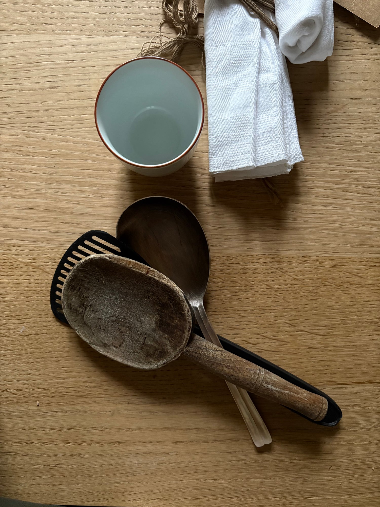 Des couverts en bois , une tasse et une serviette sont posés sur la table de l'Arbre qui marche. Photo Anne-Sophie Parigot