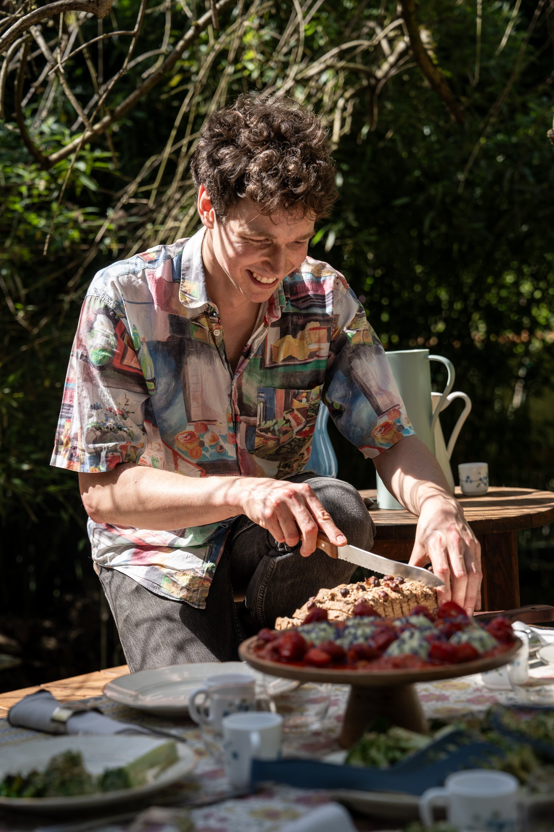 Chef Jean-Victor Huss ULtra LOve découpant un gâteau - Photo Justine Nerini