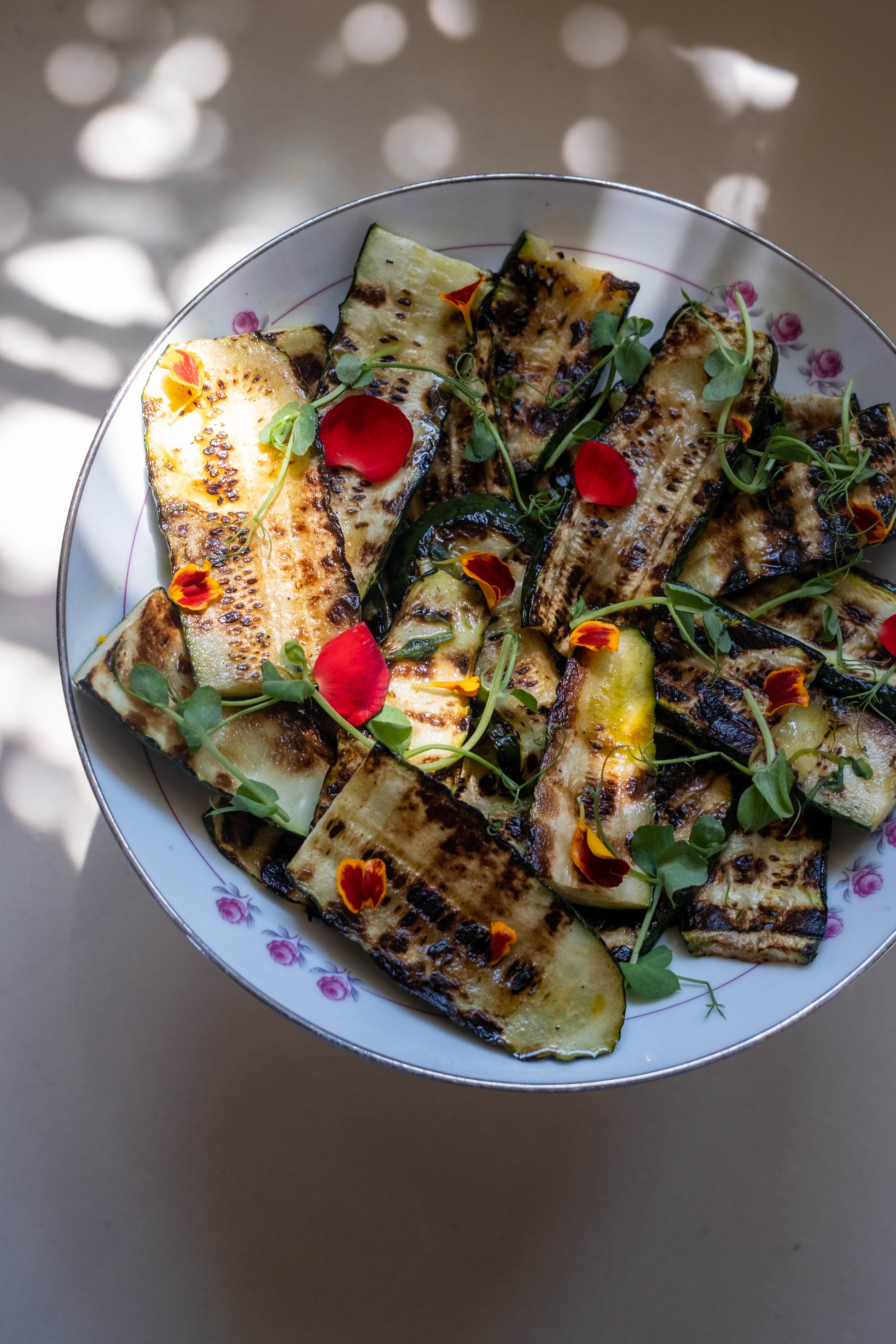 Courgettes grillées colorées, cuisine vivante et végétale à l'Arbre qui marche, maison de soin en Bretagne. Photo Nathalie Baetens