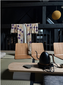 la bouilloire est installée pour déguster le thé à la japonaise en haut de la boutique à L'Arbre qui marche photo Anne-Sophie Parigot