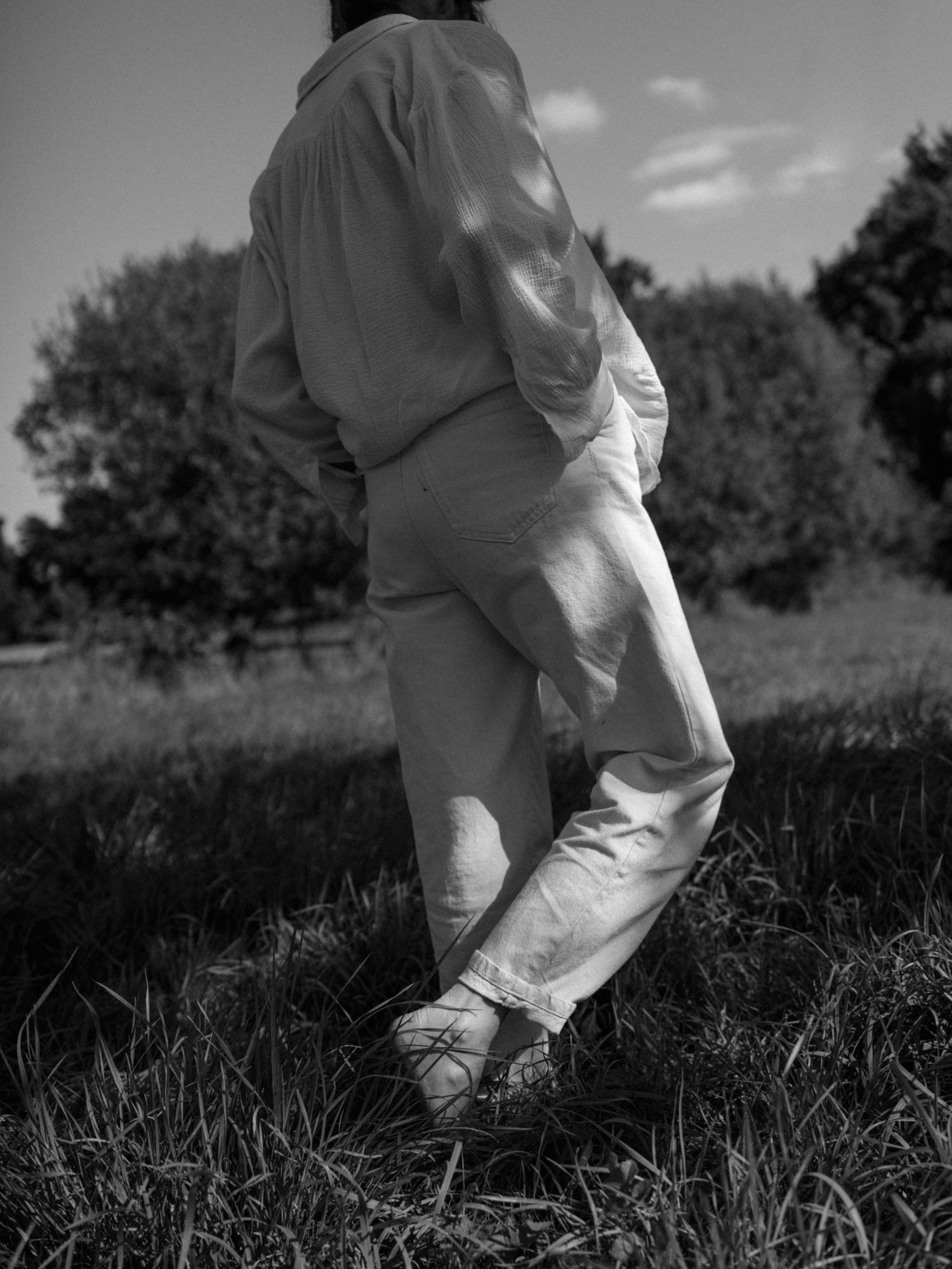 Marcher pieds nus dans le jardin de l'Arbre qui marche - Photo Nomades
