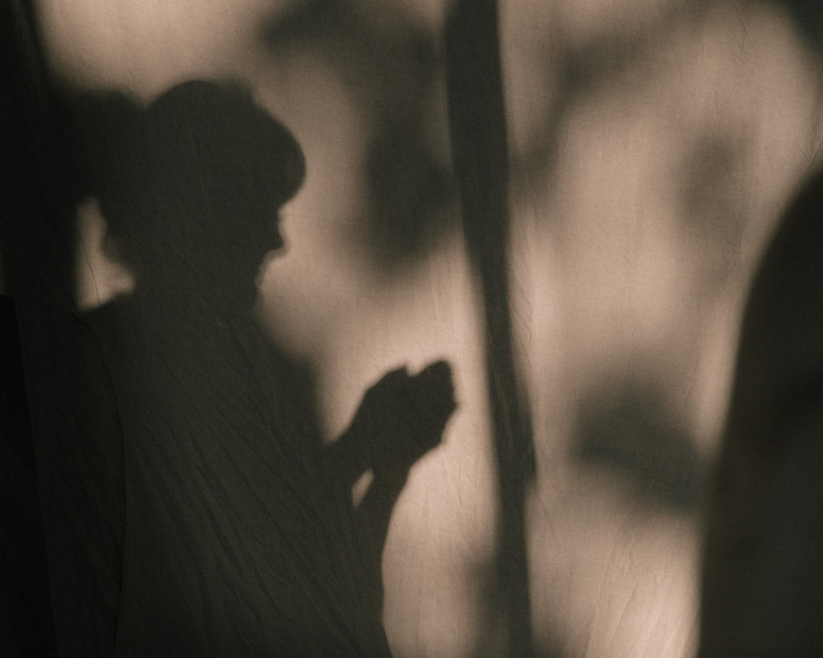 Gwenn Libouban en jeu d'ombres et de lumière à l'Arbre qui marche - Photo Nomades