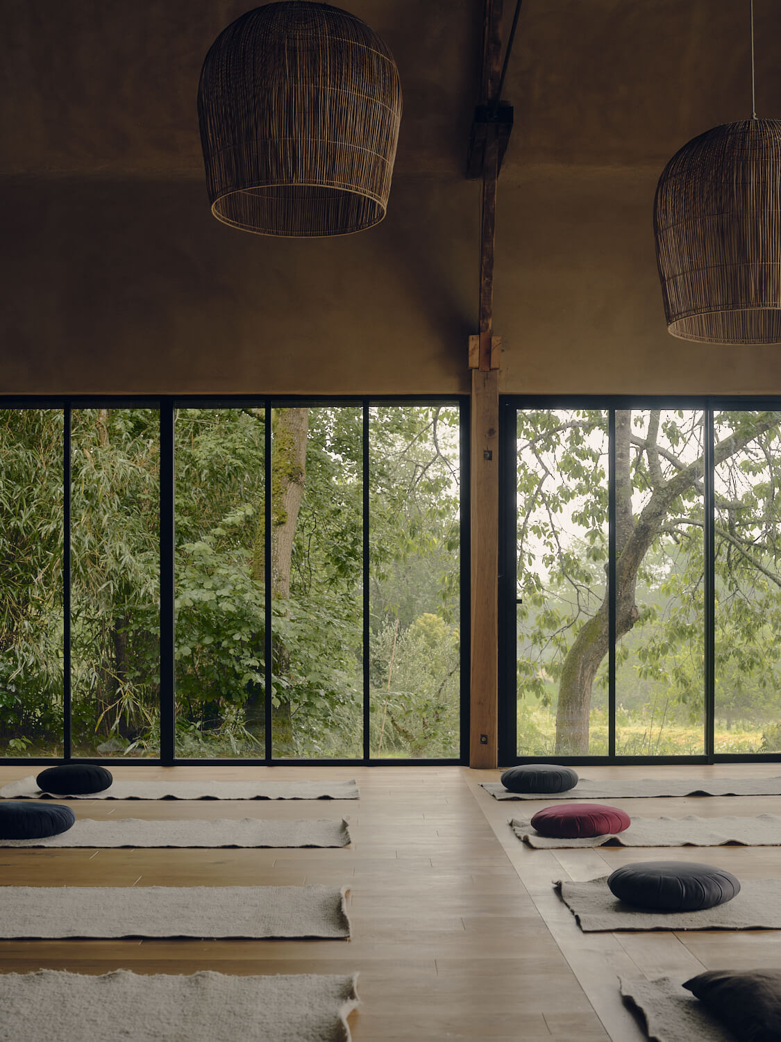 Cours de yoga et méditation dans le grand shala de l'Arbre qui marche