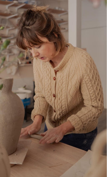 Virginie Gliozzo, céramiste, entrain de modeler l'anse d'une amphore