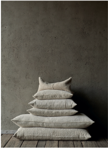 Coussin en lin ancien de couleur gris blanc en vente au marché de noël de l'Arbre qui marche