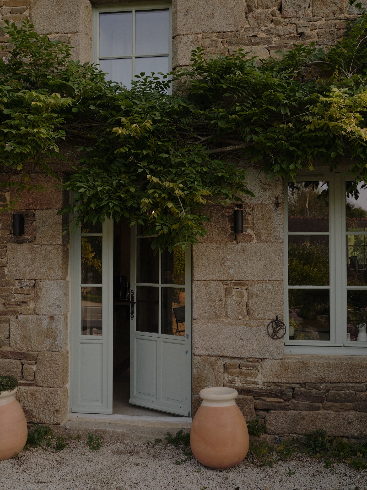 Façade de la longère du 16ème siècle de l'Arbre qu marche, la porte est ouverte, bienvenue dans notre maison de soin