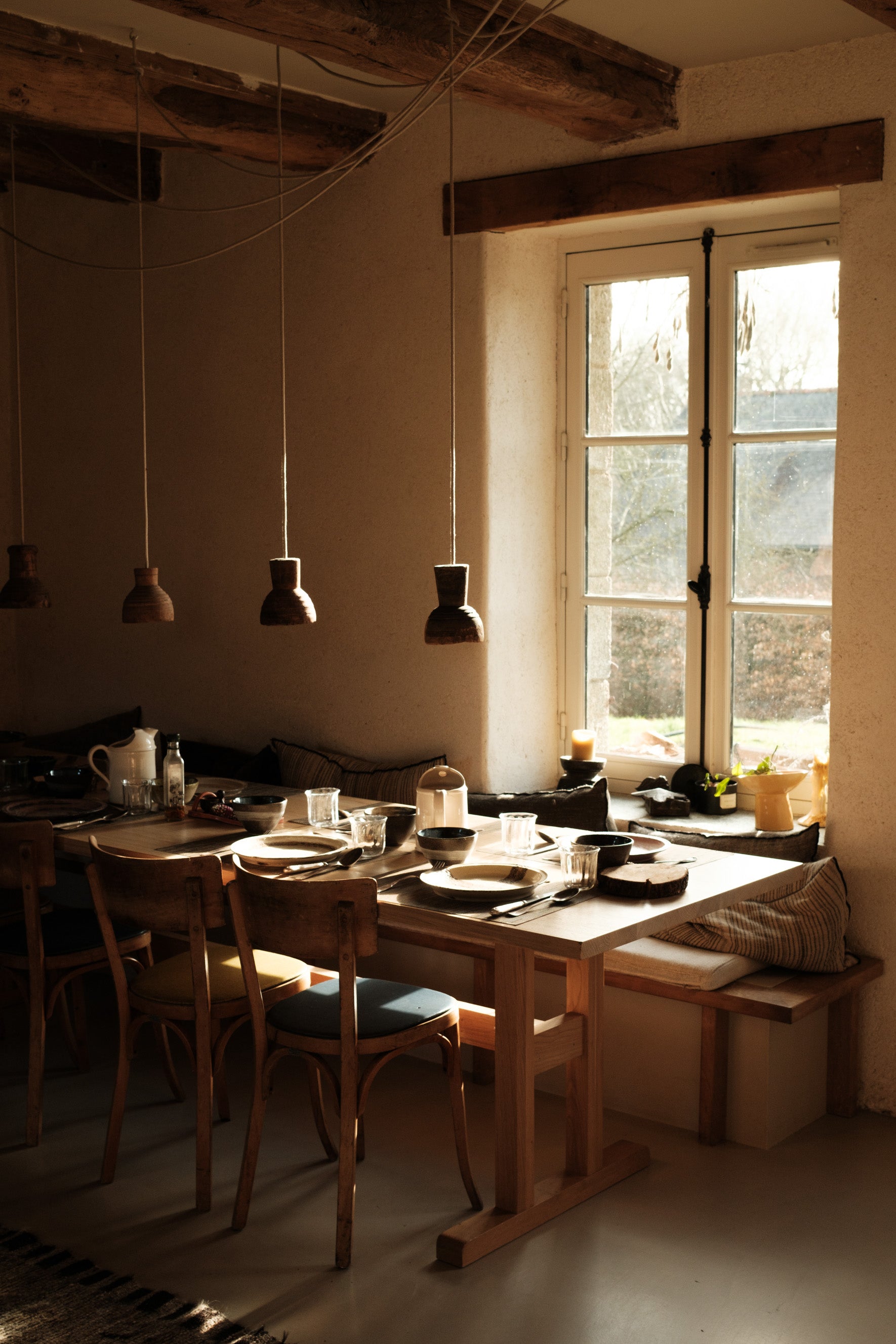Table dressée dans la salle à manger de L'Arbre qui marche. Photo : Antoine Sorel.