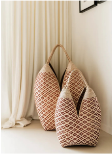 Grand panier en osier rouge et blanc de la marque Aain officiel en vente au marché de noël de l'Arbre qui marche 