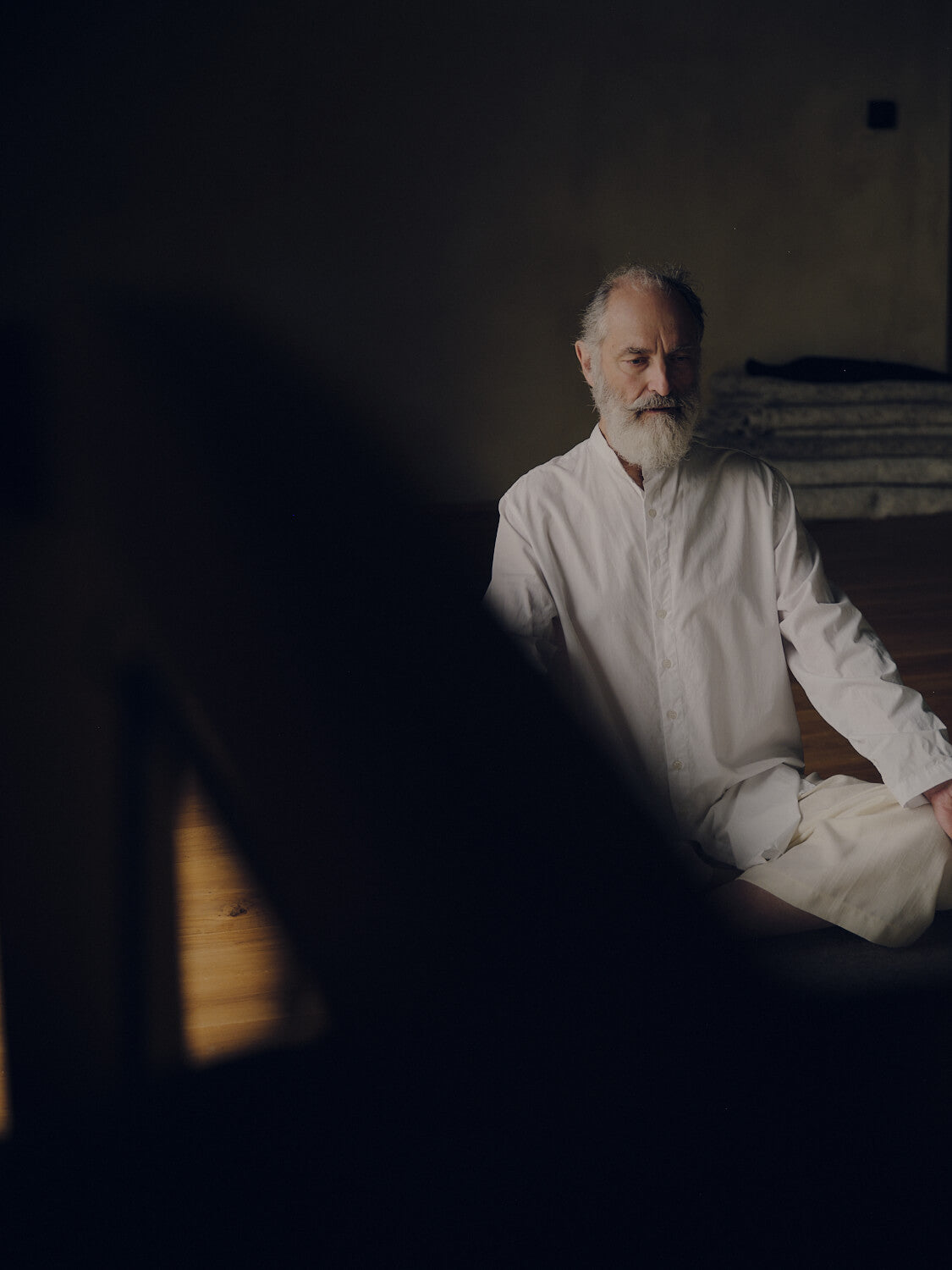 Paolo Malvarosa enseigne le Kundalini Yoga à l'Arbre qui marche, maison de soin en Bretagne