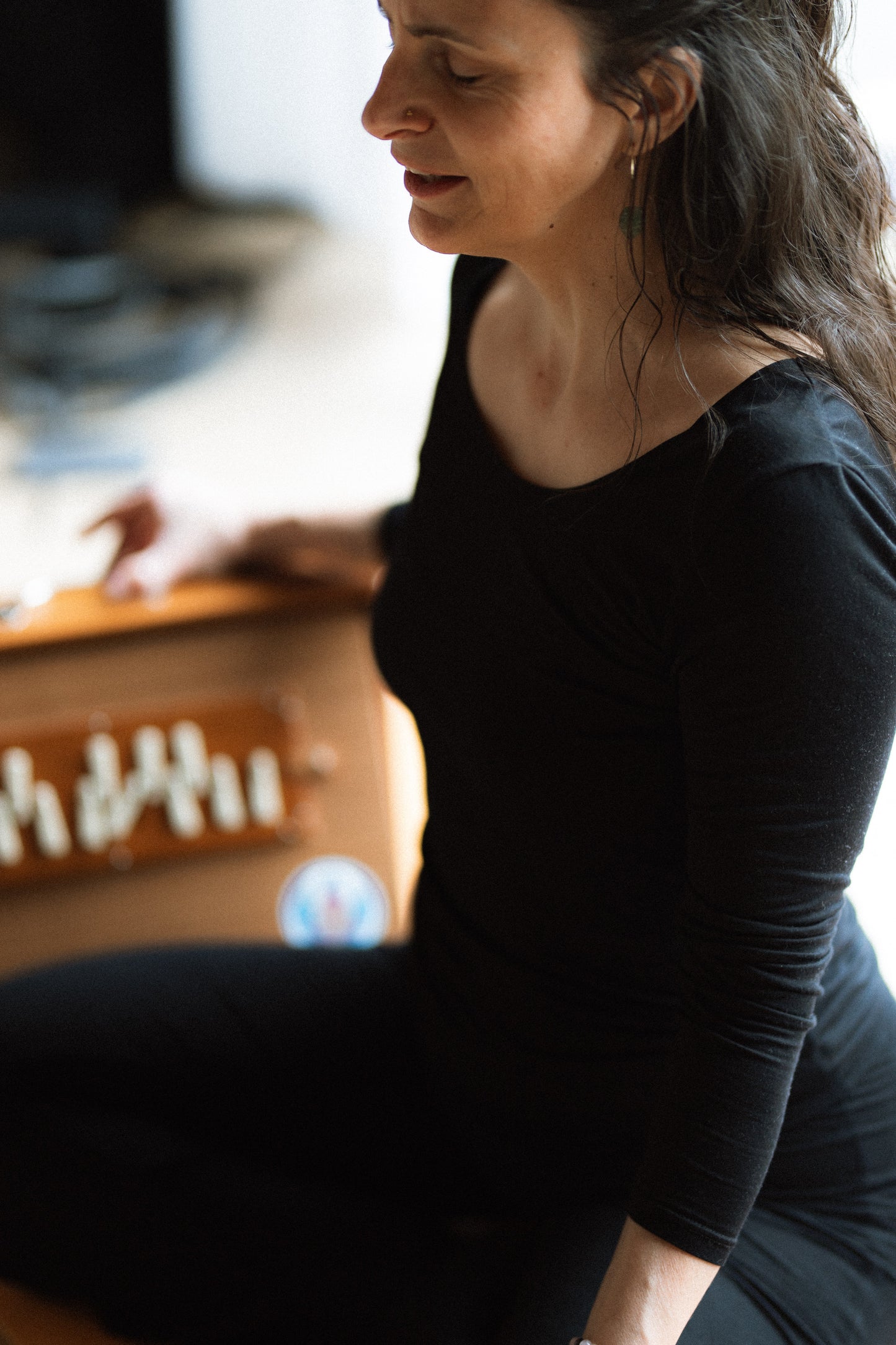 Fanny Guiraud, professeure de yoga et sonothérapeute, entrain de chanter