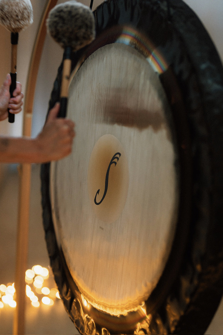 Zoom sur le gong de Fanny Guiraud, professeure de yoga et sonothérapeute