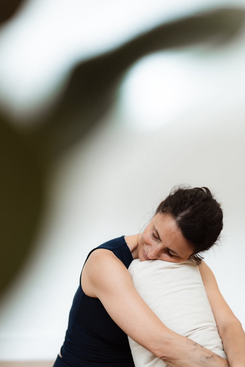 Fanny Guiraud, professeure de yoga et sonothérapeute, en séance de yogathérapie restaurative