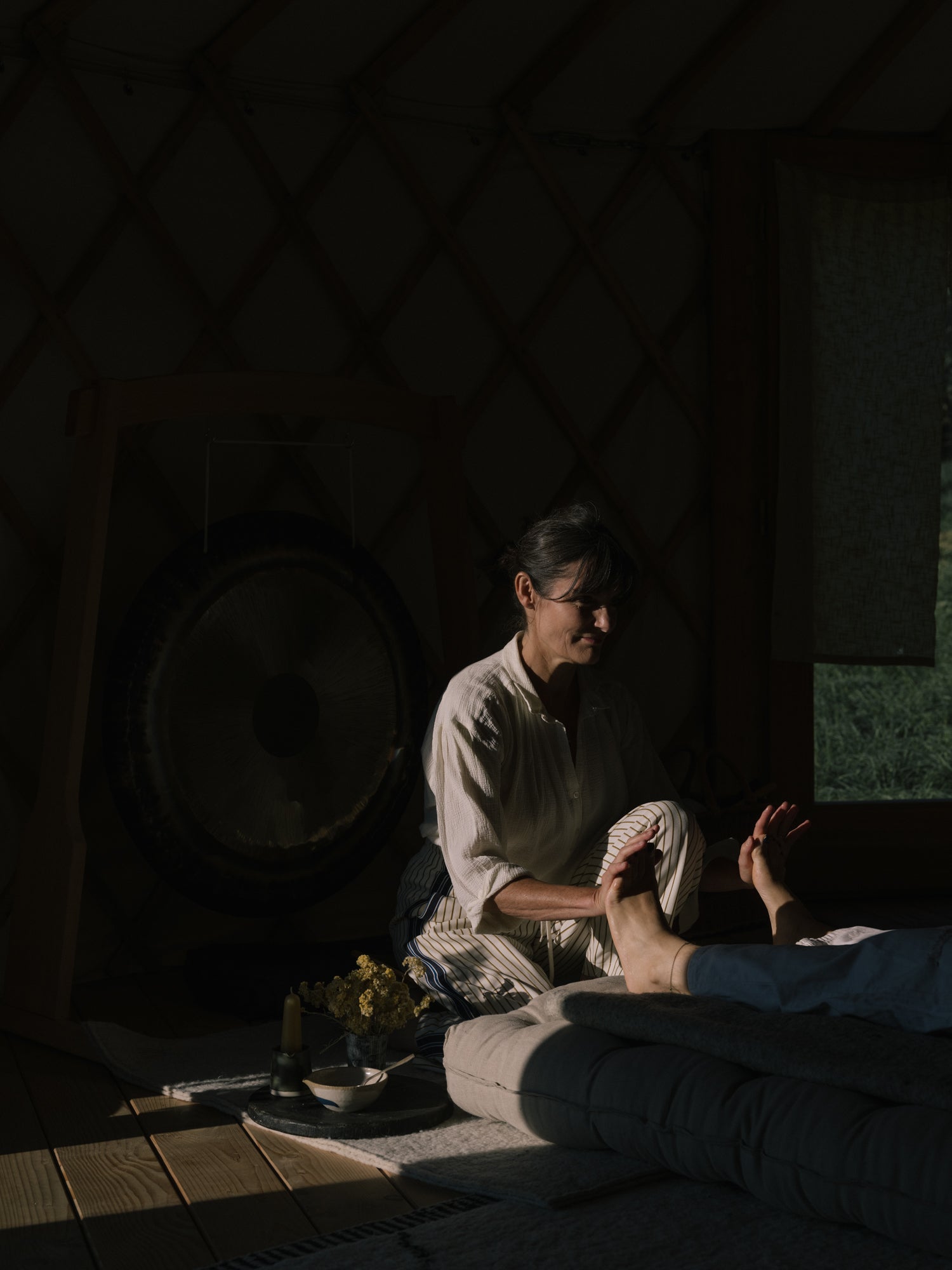 Séance de réflexologie plantaire avec Gwenn Libouban à l'Arbre qui marche, maison de soin en Bretagne - Photo Nomades