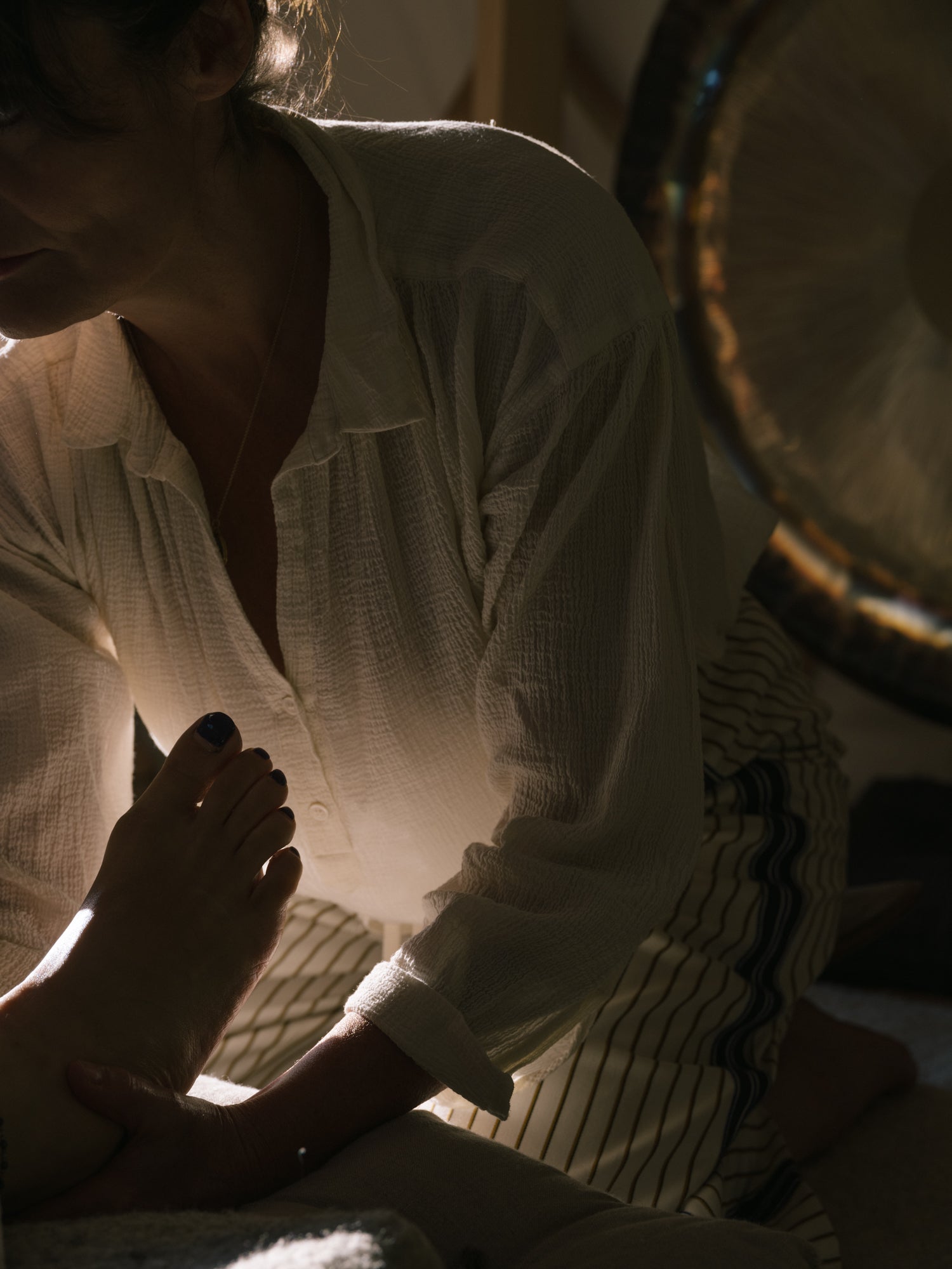 Gwenn Libouban, la réflexologie thérapeutique en art du Toucher, lors des cures à L'Arbre qui marche - Photo Nomades